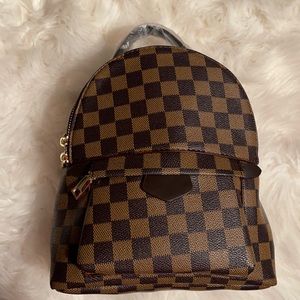 Women’s Checkered Crossbody/Backpack!